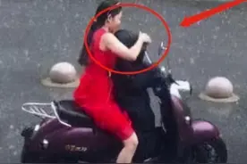 妈妈冒雨接孩子放学，当镜头转向孩子时，网友感叹：为母则刚图片