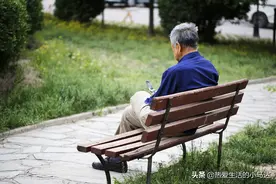 78岁大爷手握300万，子女却敬而远之，儿子：晚年凄凉是他自找的图片