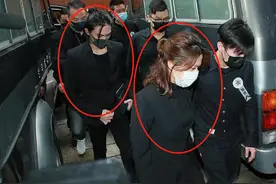 吴孟达妻儿现身！三婚妻子穿衣端庄儿子却凹造型，一绺长发太抢镜图片