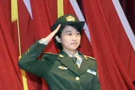 2013年武警战士郑益龙救人牺牲，31岁妻子特招入伍，如今是何职位图片