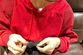阿云嘎即兴跳舞把裤子跳裂了，还亲自缝补裤子，被工作室吐槽吃胖图片