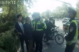 “重拳出击”，男子违规骑行摩托车，还拳打执法交警图片