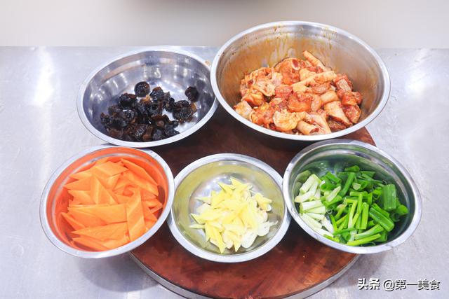 厨师长教你做家常炒鸡块，不焯水直接炒，鲜嫩入味，不柴不发硬