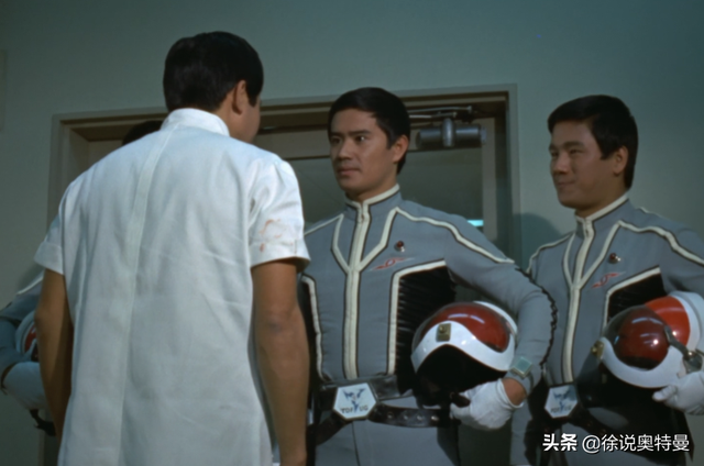 奥特曼被强大的机器人按在地上不能动了，赛文奥特曼：起来