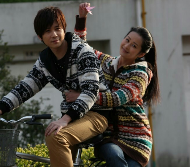 在《烽火佳人》中他饰演的是一个大反派,和吴谨言饰演的孪生姐妹右换