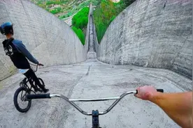 作死老外挑战自行车速降，画面不忍直视，连续1000米的下坡图片