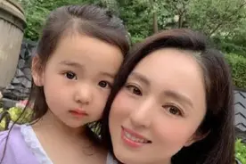 星二代游北京环球影城：李嫣背2万元包，佟丽娅陈思诚为爱合体图片