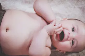 宝宝肚子总是圆鼓鼓正常吗？很可能是生病了图片