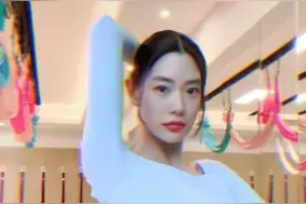 亚洲第一女神克拉拉穿露脐装，腰细到口罩可围住！姿势妩媚身材好图片