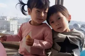 爸爸姓唐妈妈姓宋，爷爷给双胞胎取的名字，令护士听完称赞不已图片