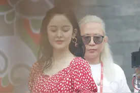古力娜扎身穿红色波点长裙搭小辫子精致减龄，高级感十足图片