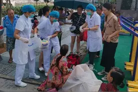 危险！路边一产妇就地分娩！产房内2小时5名产妇急产！不受疼痛折磨的急产值得羡慕吗？图片