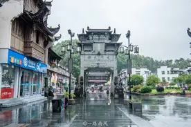 江西婺源造了一条仿古步行街，游客虽然稀少，徽派建筑却很有特色图片