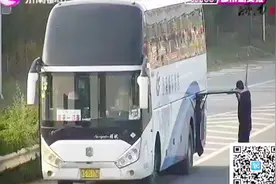 咋回事？客车停在高速路上，司机手中挥舞扫把视频封面