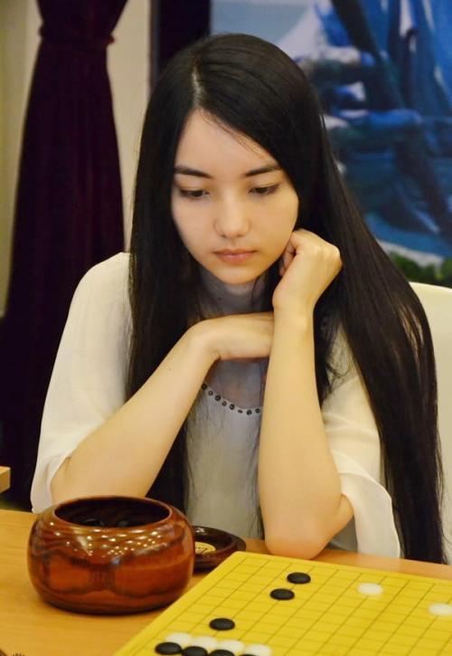 智慧与美貌并存----围棋女神黑嘉嘉