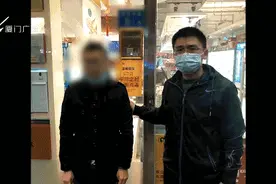 厦门一美女捡到白色小狐狸，养了半年多！凌晨竟被黑衣男直接抱走图片