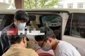 唐艺昕产女后出院，张若昀医院门口派发红包，小心翼翼护婴儿车图片