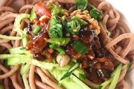 立夏时节 北方村民用一碗榆面饸饹犒劳自己图片