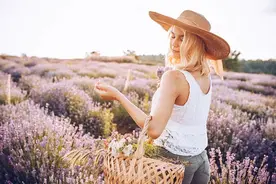 真正内心阴暗的人，不是一脸阴沉，而是喜欢聊以下几个话题的人图片