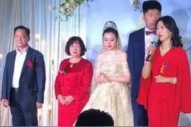 “冻龄婆婆”婚礼上太抢眼，儿媳一脸不满，宾客：到底谁结婚图片
