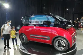新宝骏E300成都上市，科技智能大玩具，车顶还能自动放飞无人机图片