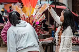 广东存在感最低的山区县，常住人口285224人，繁华集市景象很亲切图片