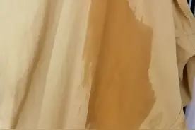 尴尬！夏天衣服总被汗水浸湿变色图片