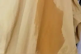 尴尬！夏天衣服总被汗水浸湿变色图片