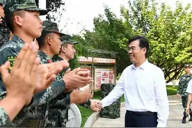 李炳军率团走访慰问驻黔部队图片