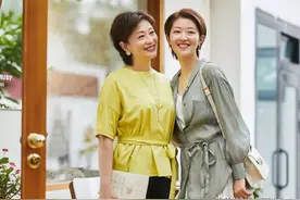 身材矮胖的中年妈妈，放弃修身裤吧！烟管裤+高跟鞋，时髦真显瘦图片