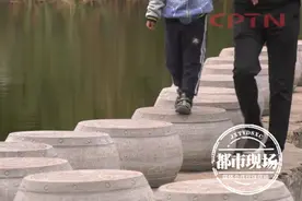 5岁儿子掉进池塘，父亲浑然不知，结果被对岸游客救起图片