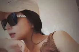 王灿久违晒夫妻合照撒糖，杜淳蹲地紧贴老婆秒变“小媳妇”，超甜图片