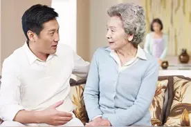 岳母把拆迁款两百万给了儿子，却要求女儿养老，女婿：凭啥养你？图片