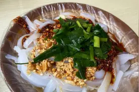 昆明20多年凉卷粉，饭点客人太多，不少大老爷们不顾形象蹲门口吃图片