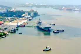 印度航母上演“海上飙船”，大片海水被染黑，确定能按时服役？图片