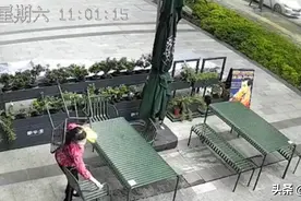 武汉大妈“捡”走餐厅14把椅子去卖废铁，网友：是偷不是捡图片