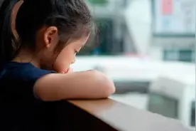 10岁女儿出现“夹腿”动作，得知背后原因，妈妈一句话化解尴尬图片