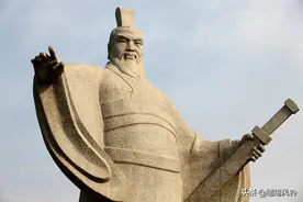 上联：曹操败走华容道，刘欢孙悦；下联如何应对，更显逸趣内涵？图片