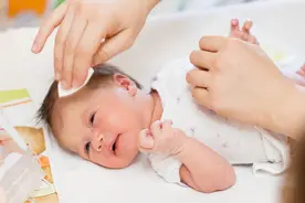 新生儿什么时候才能够抱出门？儿科医生建议在这时间就能抱出去了图片