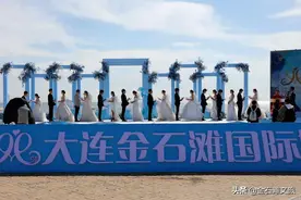 高甜来袭！ 10对新人在金石滩黄金海岸举办集体婚礼图片