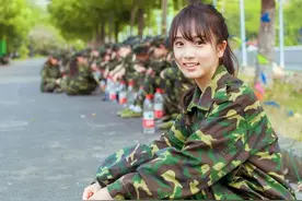 浙大军训女神，训练时的可爱图片图片