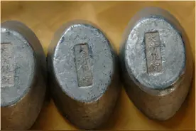 清朝大内侍卫墓被发现，挖掘过程中，墓主后代拿着家谱赶到图片
