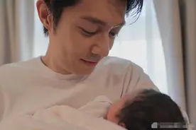 36岁男星喜得二胎！怀抱宝宝一脸慈父笑，和爱妻结婚5年儿女双全图片