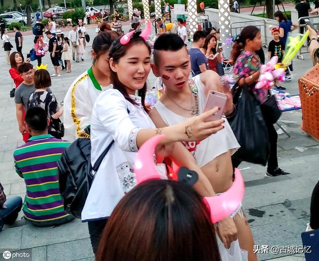 江西男子扮“妖女”成网红,粉丝3天从几百涨到4万,越骂越火