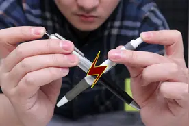 试玩整蛊电人笔玩具，小伙连按几十下，没感觉，于是自己做了一个视频封面