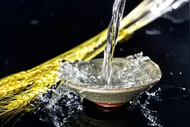 王子鉴酒：保持空杯心态，学会与往事干杯图片