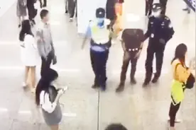男子地铁内做不雅行为却辩称尿急 曾骗好心乘客给“路费”视频封面