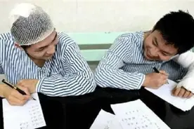 7年前，两名“夺刀少年”因救全车人错过高考，如今怎样了？图片