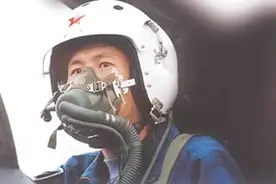 2004年，枭龙战机试飞，发生故障，试飞员梁万俊空滑20多公里迫降图片