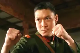 “拳王”周比利与干儿子庆生，63岁精神十足，两人长相相似感情好图片